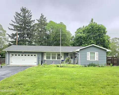 210 Park Ln, Bradner, OH 43406