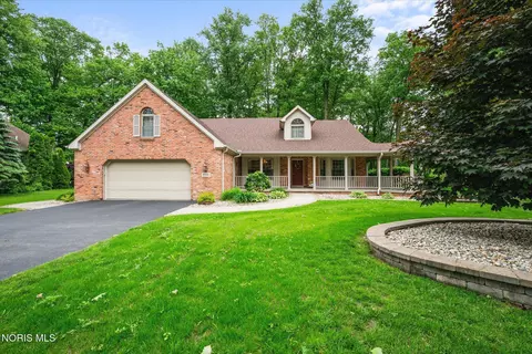 8014 Donnington Dr, Waterville, OH 43566