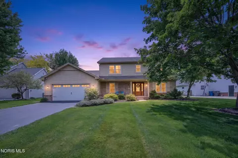 1212 Valley Bluff Dr, Perrysburg, OH 43551
