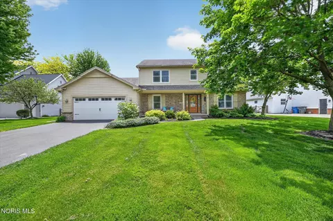 1212 Valley Bluff Dr, Perrysburg, OH 43551