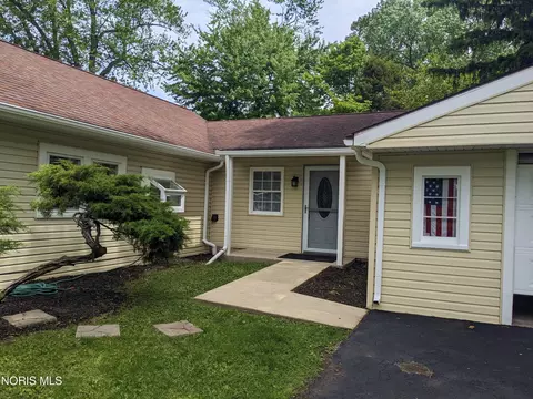 2070 Autokee St, Oregon, OH 43616