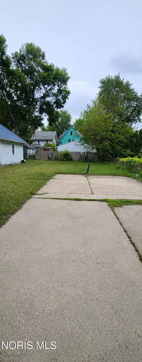 2712 Glenwood Ave, Toledo, OH 43610