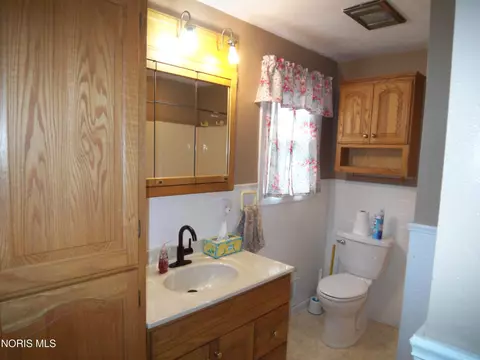 Bath - 525 Rector Ave, Findlay, OH 45840 photo 1 of 2