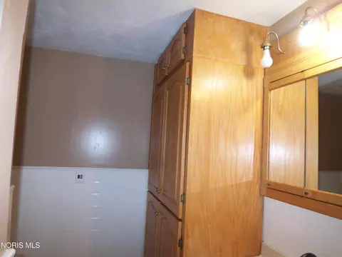Bath - 525 Rector Ave, Findlay, OH 45840 photo 2 of 2