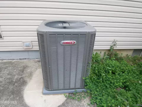 Exterior - 525 Rector Ave, Findlay, OH 45840 photo 3 of 3