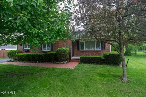 25882 Mccarty Dr, Perrysburg, OH 43551