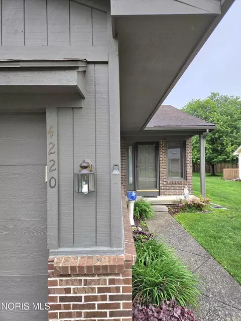4220 Oak Tree Pl, Toledo, OH 43623