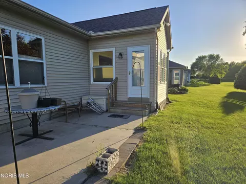 7008 Longwater Dr, Maumee, OH 43537