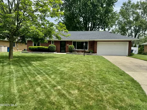 6004 Angleview Dr, Sylvania, OH 43560