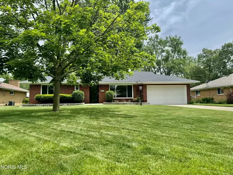 6004 Angleview Dr, Sylvania, OH 43560