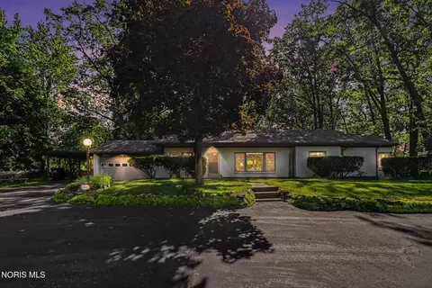 6060 Cross Trails Rd, Sylvania, OH 43560