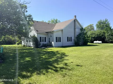 26021 Luckey Rd, Walbridge, OH 43465