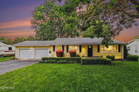 420 Glenview Dr, Fostoria, OH 44830