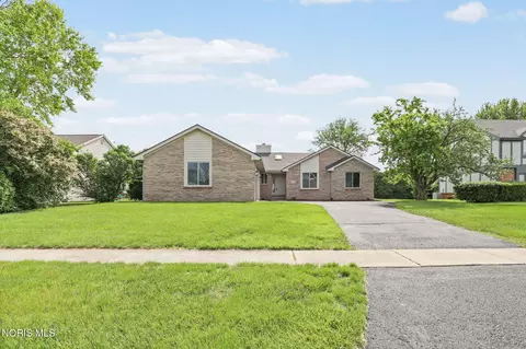 1705 Henthorne Dr, Maumee, OH 43537