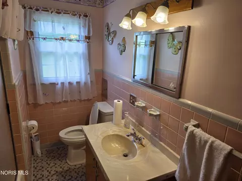 Bath - 245 Enos Dr, Oregon, OH 43616 photo 2 of 3