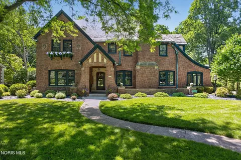 2151 Hawthorne Rd, Ottawa Hills, OH 43606