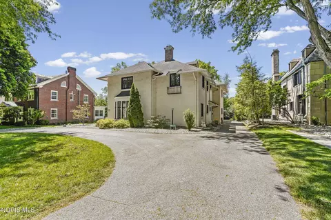 3537 Brookside Rd, Ottawa Hills, OH 43606