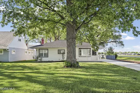 586 Garfield Dr, Perrysburg, OH 43551