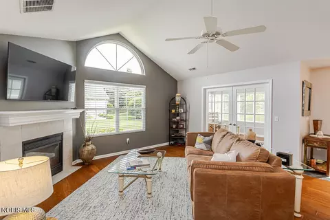 6112 Quarrys Edge Ln, Sylvania, OH 43560