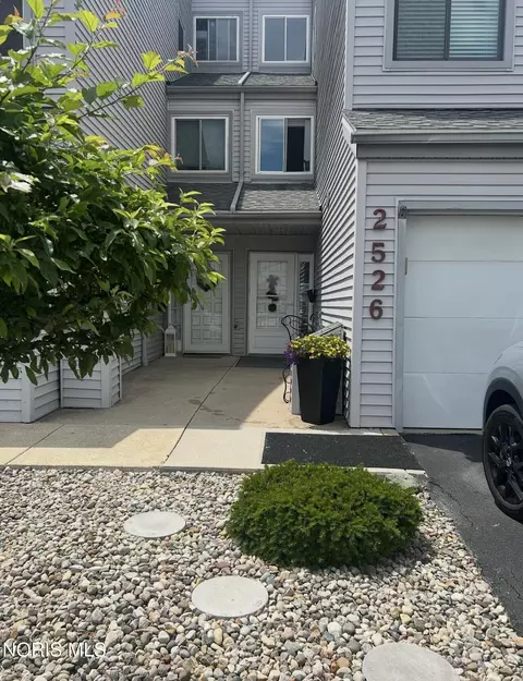 2526 W Village Dr, Toledo, OH 43614