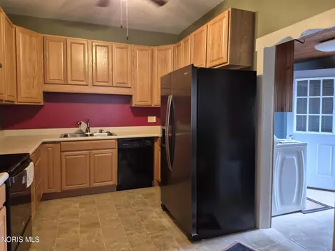 Kitchen - 853 Beech Ave, Findlay, OH 45840 photo 2 of 2