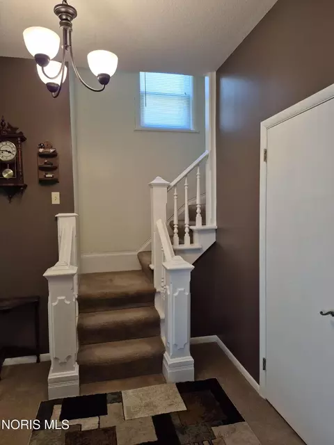 Entry Way - 853 Beech Ave, Findlay, OH 45840 photo 2 of 2