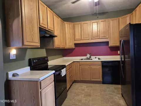 Kitchen - 853 Beech Ave, Findlay, OH 45840 photo 1 of 2