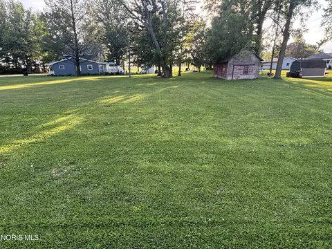 560 W Summit St, Mcclure, OH 43534 photo 2