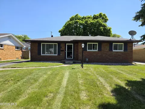 3238 S Eastmoreland Dr, Oregon, OH 43616