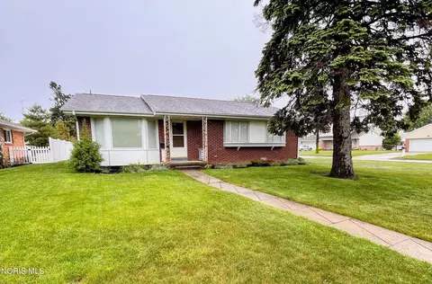 641 Holly Dr, Oregon, OH 43616