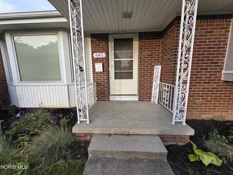 641 Holly Dr, Oregon, OH 43616