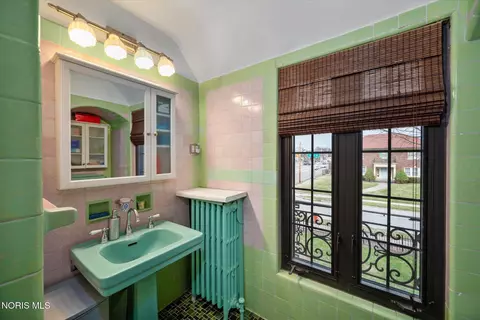 Bath - 2157 Shenandoah Rd, Toledo, OH 43607 photo 3 of 5