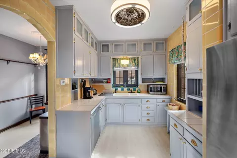 Kitchen - 2157 Shenandoah Rd, Toledo, OH 43607 photo 1 of 2