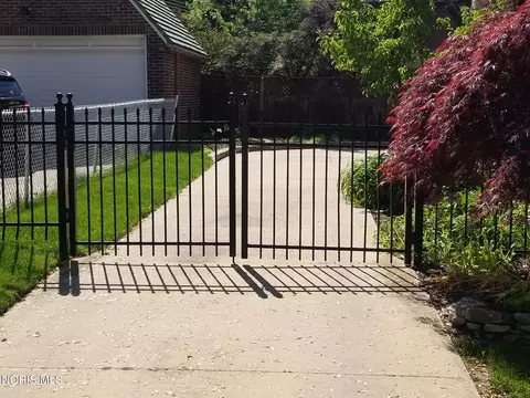 Exterior - 2157 Shenandoah Rd, Toledo, OH 43607 photo 4 of 4