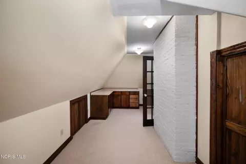 Entry Way - 2157 Shenandoah Rd, Toledo, OH 43607 photo 6 of 9