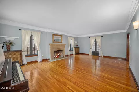 Living - 2157 Shenandoah Rd, Toledo, OH 43607 photo 4 of 5