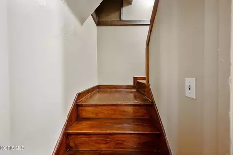 Entry Way - 2157 Shenandoah Rd, Toledo, OH 43607 photo 5 of 9