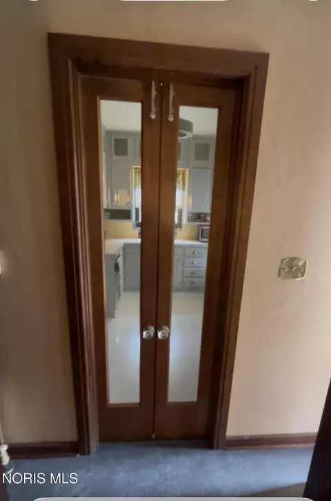 Entry Way - 2157 Shenandoah Rd, Toledo, OH 43607 photo 8 of 9