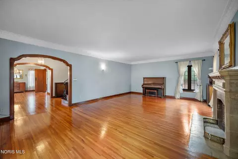 Living - 2157 Shenandoah Rd, Toledo, OH 43607 photo 2 of 5