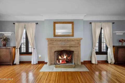 Living - 2157 Shenandoah Rd, Toledo, OH 43607 photo 3 of 5