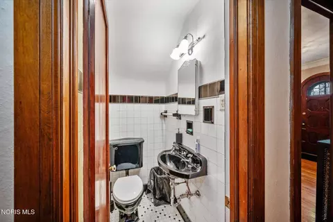 Bath - 2157 Shenandoah Rd, Toledo, OH 43607 photo 1 of 5
