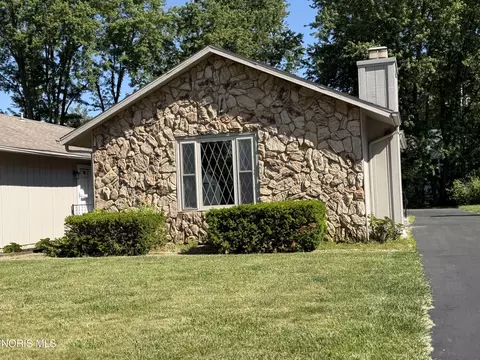 6802 Woodmeadow Dr, Toledo, OH 43617