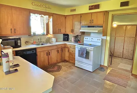 Kitchen - 7563 County Road 2, Edon, OH 43518 photo 1 of 2