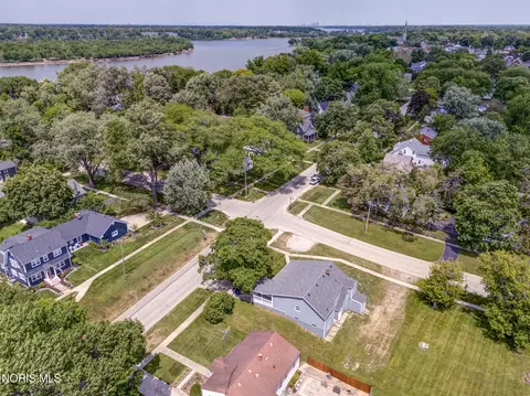 402 W 2nd St, Perrysburg, OH 43551