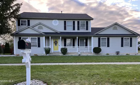 1206 N Finch Dr, Bowling Green, OH 43402