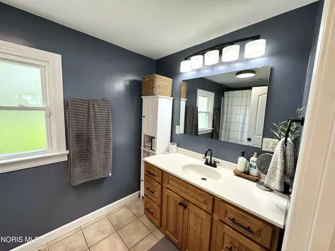 Bath - 205 E Wallace St, Findlay, OH 45840 photo 1 of 2