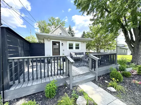 Exterior - 205 E Wallace St, Findlay, OH 45840 photo 4 of 8
