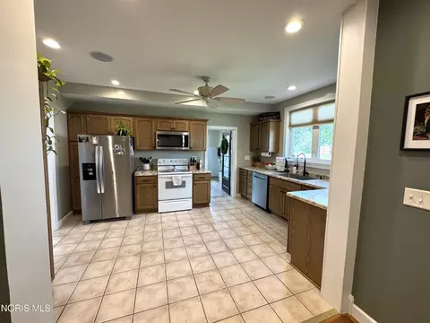 Kitchen - 205 E Wallace St, Findlay, OH 45840 photo 3 of 4