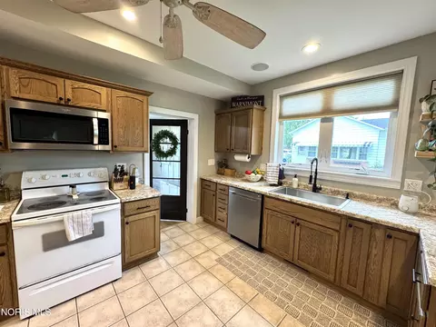 Kitchen - 205 E Wallace St, Findlay, OH 45840 photo 1 of 4