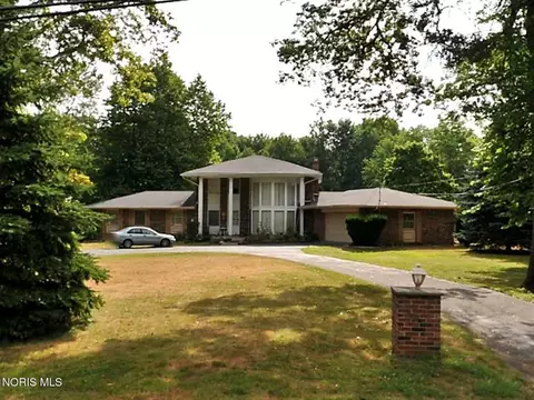 28 N Centennial Rd, Holland, OH 43528